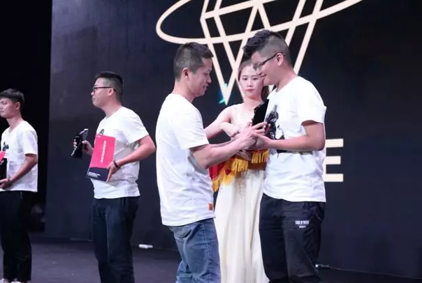 优剪创始人熊国平为优秀员工颁发原始股权奖励